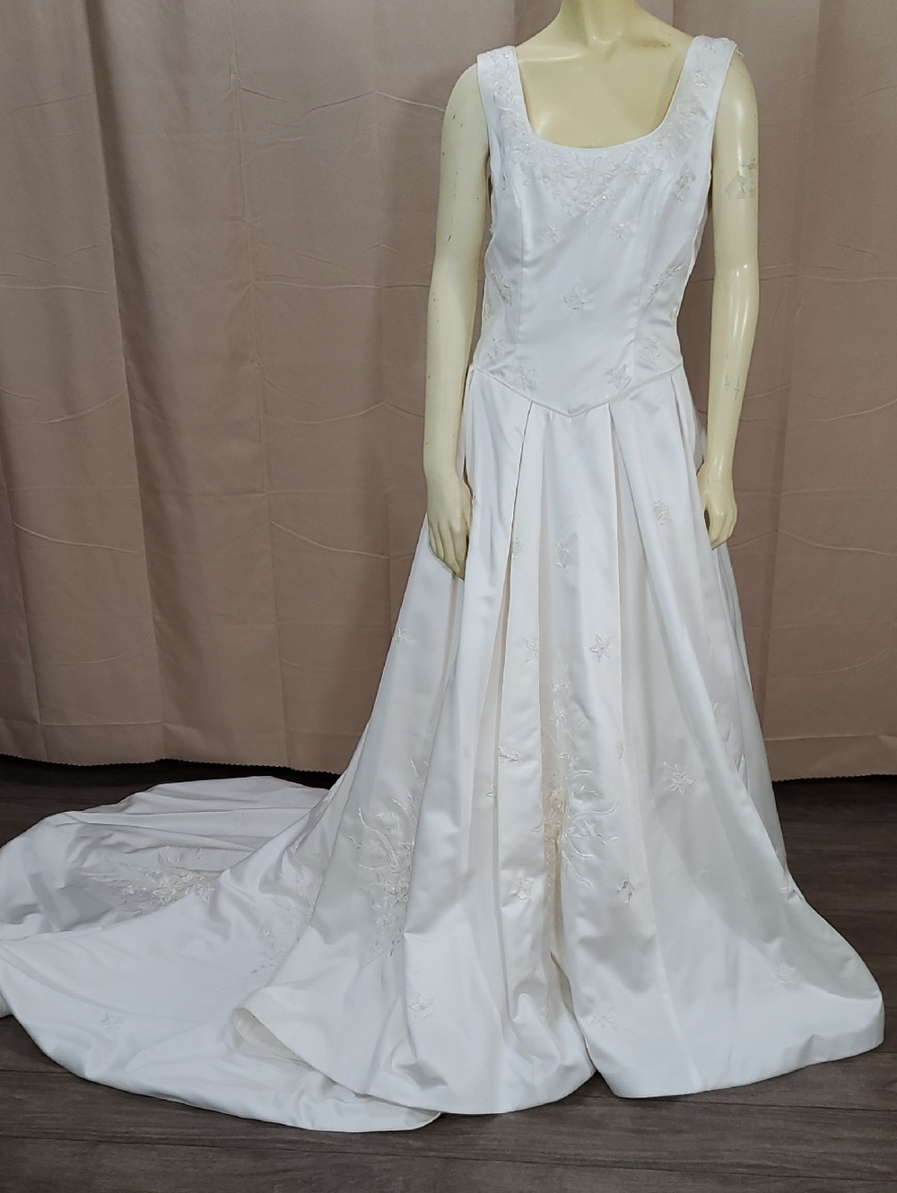 Timeless White Bridal Gown with Scoop Neck and Train